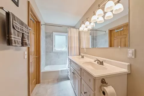 Bath - 935 Harrison Ln, Hoffman Estates, IL 60192 photo 2 of 2