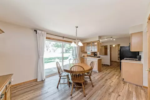 Dining - 935 Harrison Ln, Hoffman Estates, IL 60192 photo 2 of 2