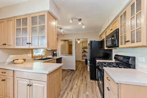 Kitchen - 935 Harrison Ln, Hoffman Estates, IL 60192 photo 1 of 3