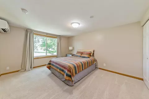 Bedroom - 935 Harrison Ln, Hoffman Estates, IL 60192 photo 4 of 6