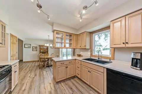 Kitchen - 935 Harrison Ln, Hoffman Estates, IL 60192 photo 2 of 3