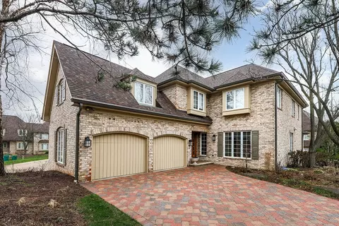 8 Tartan Lakes Cir, Westmont, IL 60559