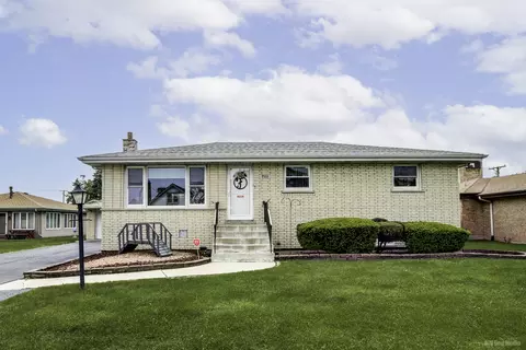 7111 W 82nd St, Burbank, IL 60459