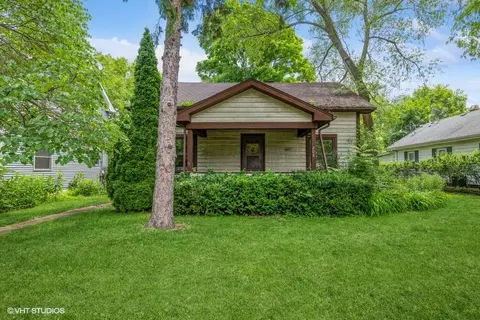 208 4th St, Libertyville, IL 60048