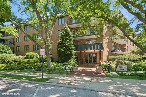711 Oak St #105, Winnetka, IL 60093