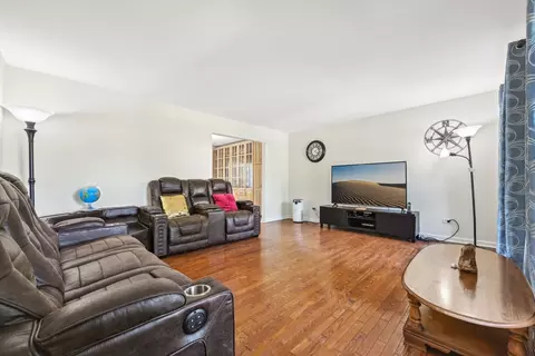 1058 Crimson Dr, Wheeling, IL 60090 photo 4