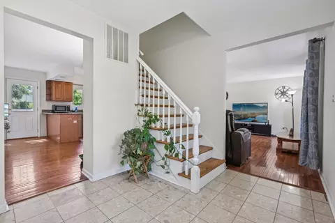1058 Crimson Dr, Wheeling, IL 60090 photo 3