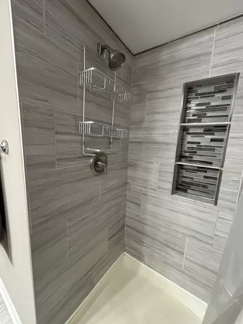 Bath - 16439 Edgewood Dr, Plainfield, IL 60586 photo 6 of 8