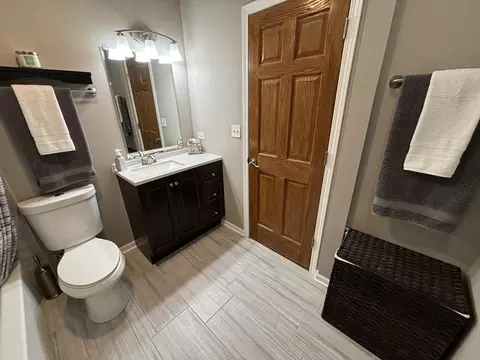 Bath - 16439 Edgewood Dr, Plainfield, IL 60586 photo 2 of 8