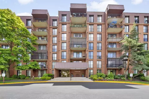 111 Acacia Dr #109, Indian Head Park, IL 60525