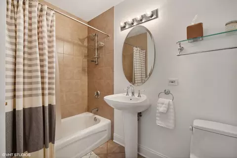 Bath - 910 W Madison St #608, Chicago, IL 60607 photo 2 of 2