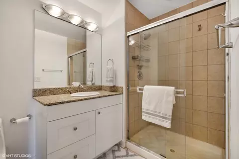 Bath - 910 W Madison St #608, Chicago, IL 60607 photo 1 of 2