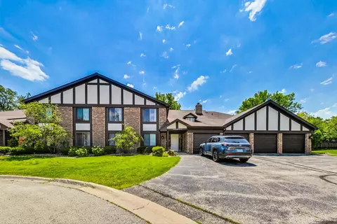 5844 Buck Ct #544, Westmont, IL 60559