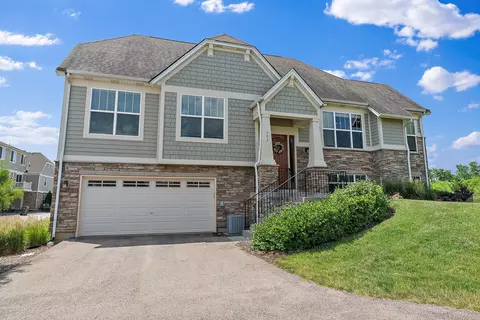 202 Goldenrod Dr, Elgin, IL 60124