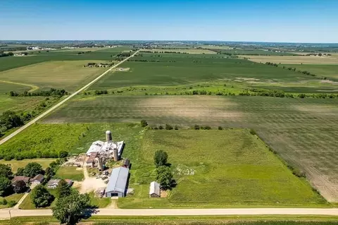 2425 S Conger Rd, Pecatonica, IL 61063