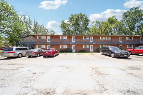 1805 W Hatherleigh Ct #2B, Mount Prospect, IL 60056