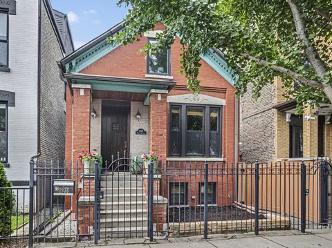 1938 W Superior St, Chicago, IL 60622