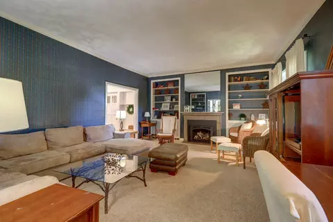Living - 638 W Lincolnway Rd, Morrison, IL 61270 photo 2 of 3