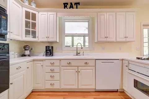 Kitchen - 638 W Lincolnway Rd, Morrison, IL 61270 photo 2 of 4