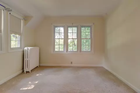Bedroom - 638 W Lincolnway Rd, Morrison, IL 61270 photo 2 of 4