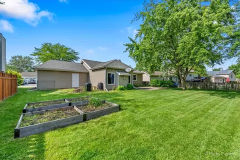 Exterior - 829 Bay Ct, Bartlett, IL 60103 photo 4 of 5