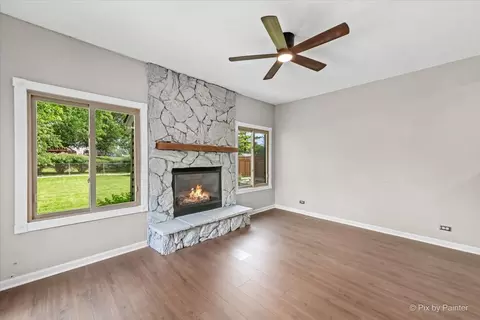 Living - 829 Bay Ct, Bartlett, IL 60103 photo 2 of 4