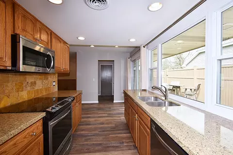 Kitchen - 124 Circle Dr E, Montgomery, IL 60538 photo 2 of 4