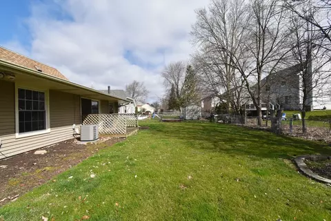 Exterior - 124 Circle Dr E, Montgomery, IL 60538 photo 3 of 5