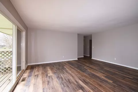 Living - 124 Circle Dr E, Montgomery, IL 60538 photo 2 of 4