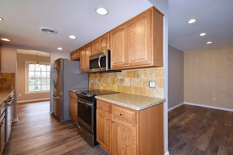 Kitchen - 124 Circle Dr E, Montgomery, IL 60538 photo 4 of 4