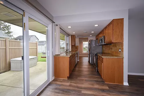 Kitchen - 124 Circle Dr E, Montgomery, IL 60538 photo 3 of 4