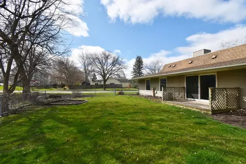 Exterior - 124 Circle Dr E, Montgomery, IL 60538 photo 4 of 5