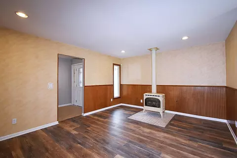 Living - 124 Circle Dr E, Montgomery, IL 60538 photo 1 of 4