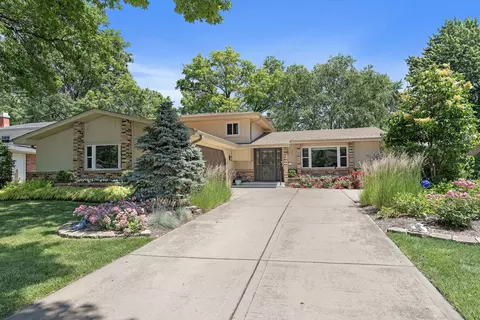 2611 N Stuart Dr, Arlington Heights, IL 60004