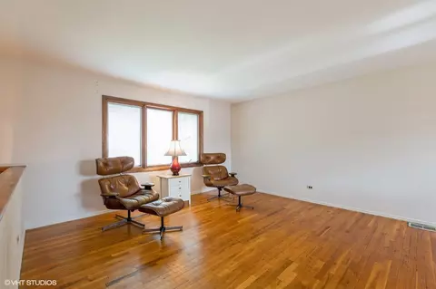 Living - 1900 Ashley Rd, Hoffman Estates, IL 60169 photo 1 of 3