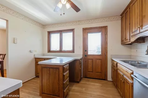 Kitchen - 1900 Ashley Rd, Hoffman Estates, IL 60169 photo 2 of 2