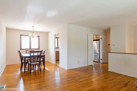 Living - 1900 Ashley Rd, Hoffman Estates, IL 60169 photo 2 of 3