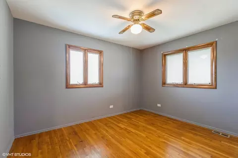 Bedroom - 1900 Ashley Rd, Hoffman Estates, IL 60169 photo 2 of 3