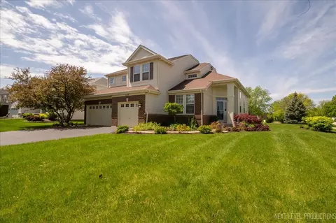 668 Western Dr, North Aurora, IL 60542