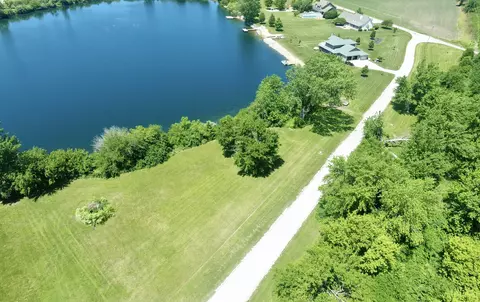 4 Moss Lk, Farmer City, IL 61842