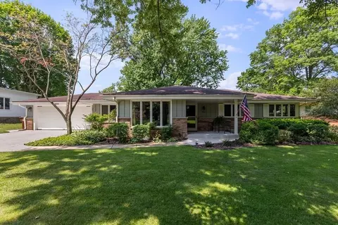 826 Roxbury Rd, Rockford, IL 61107
