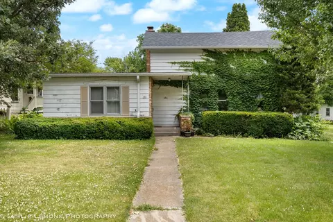 180 N Oak St, Hinckley, IL 60520