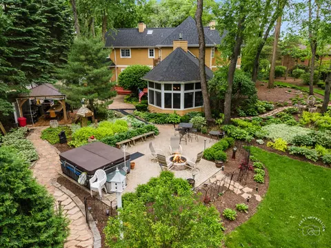 6016 Tomlinson Dr, Mchenry, IL 60050