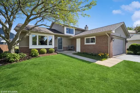 2 Maroon Bells Ct, Bolingbrook, IL 60490