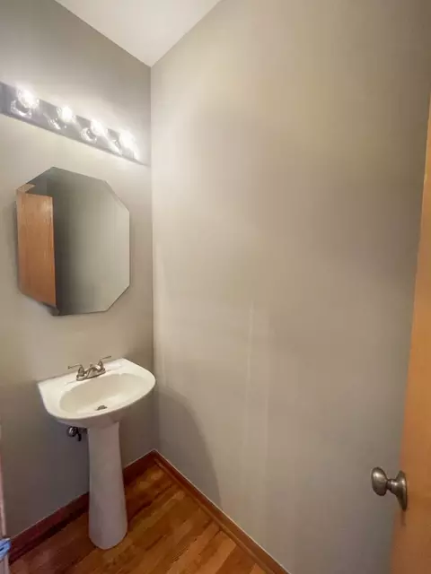 Bath - 32671 Innetowne Ct, Lakemoor, IL 60051 photo 1 of 3