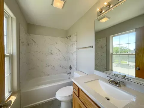 Bath - 32671 Innetowne Ct, Lakemoor, IL 60051 photo 2 of 3
