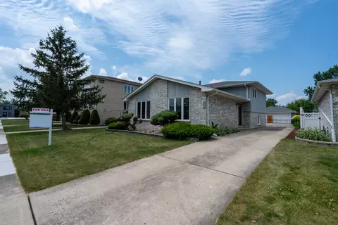 8642 Menard Ave, Burbank, IL 60459