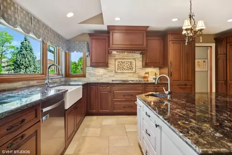 Kitchen - 1664 Brittany Ln, Hoffman Estates, IL 60192 photo 6 of 6