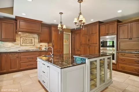 Kitchen - 1664 Brittany Ln, Hoffman Estates, IL 60192 photo 2 of 6