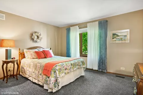 Bedroom - 1664 Brittany Ln, Hoffman Estates, IL 60192 photo 3 of 4